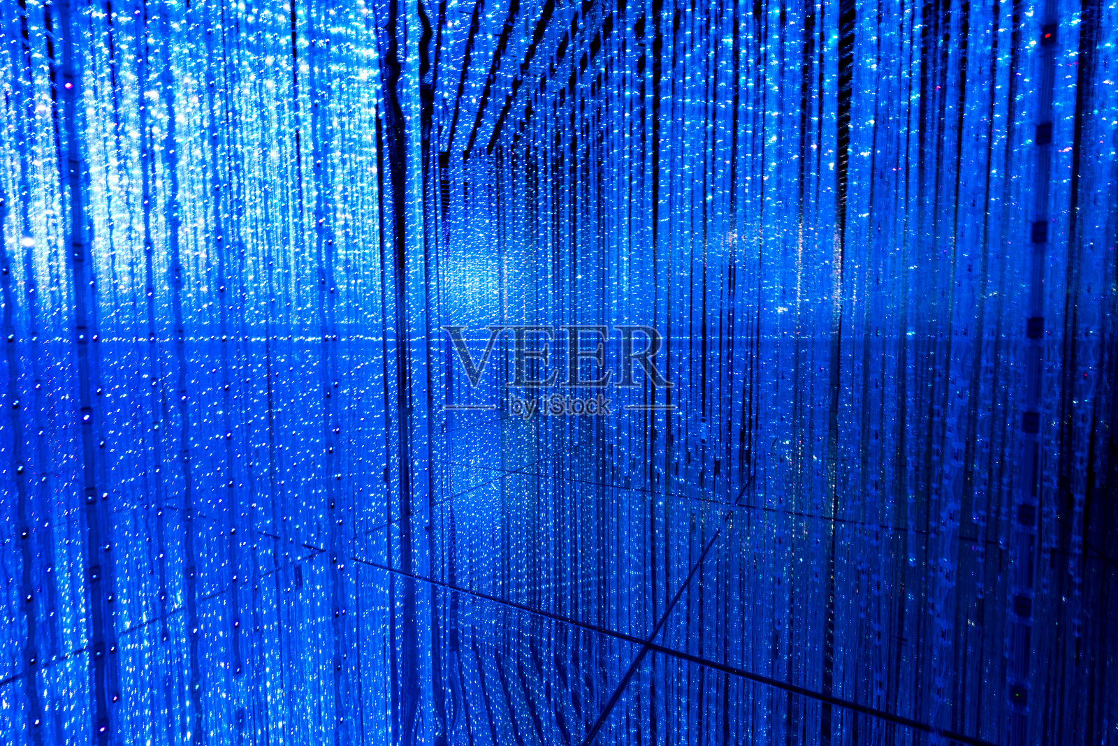 充满蓝色光芒的空间照片摄影图片