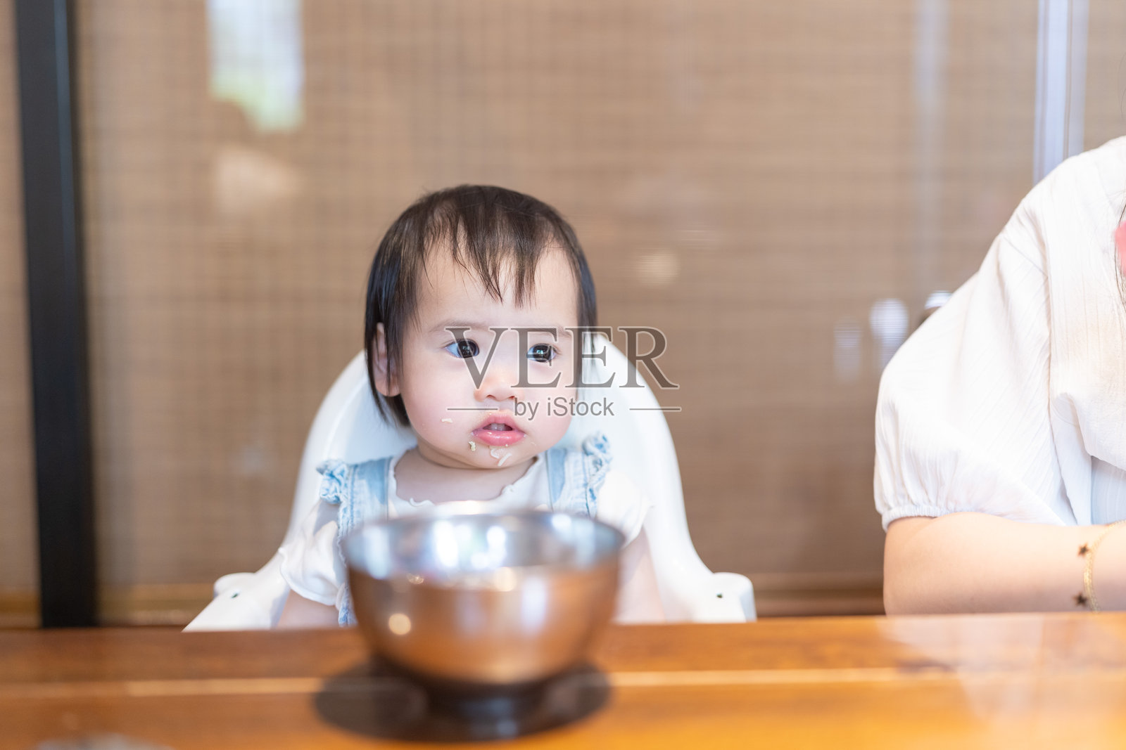 一位1岁的台湾女孩在台中市一家著名的中餐馆与她的父母（20多岁的男女）一起享用美食。照片摄影图片