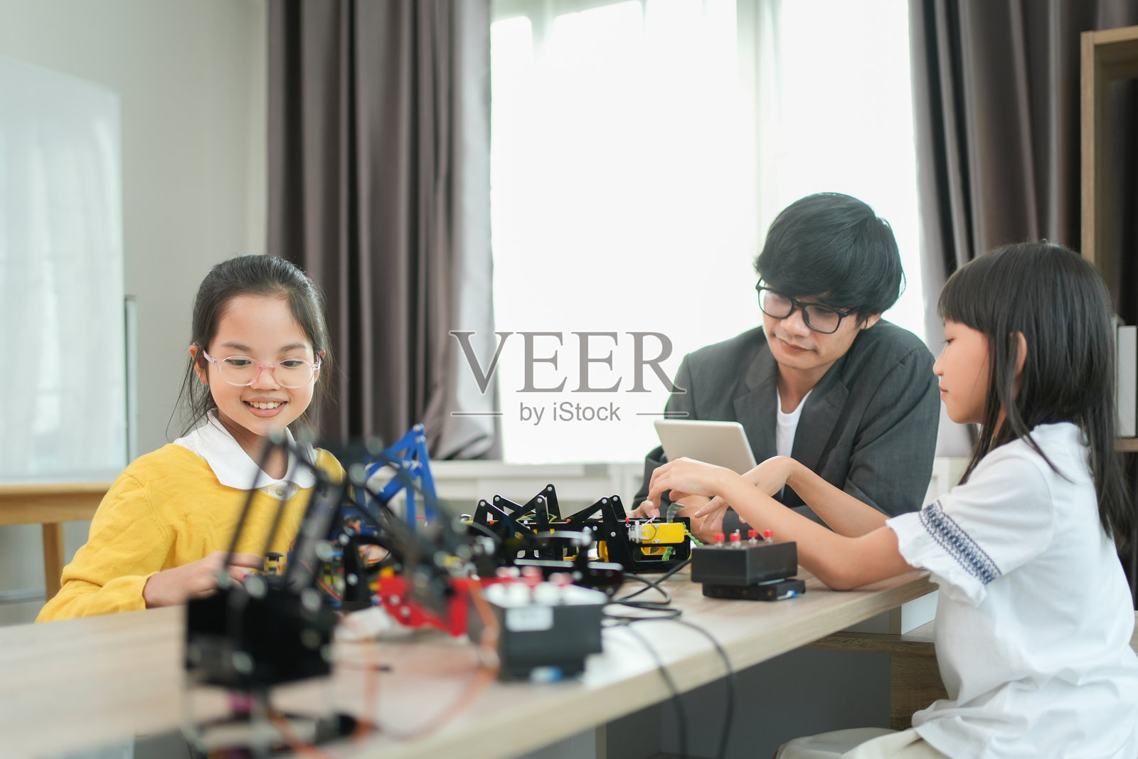 孩子们在科技与工程工作坊中为小机器人制作电路板照片摄影图片