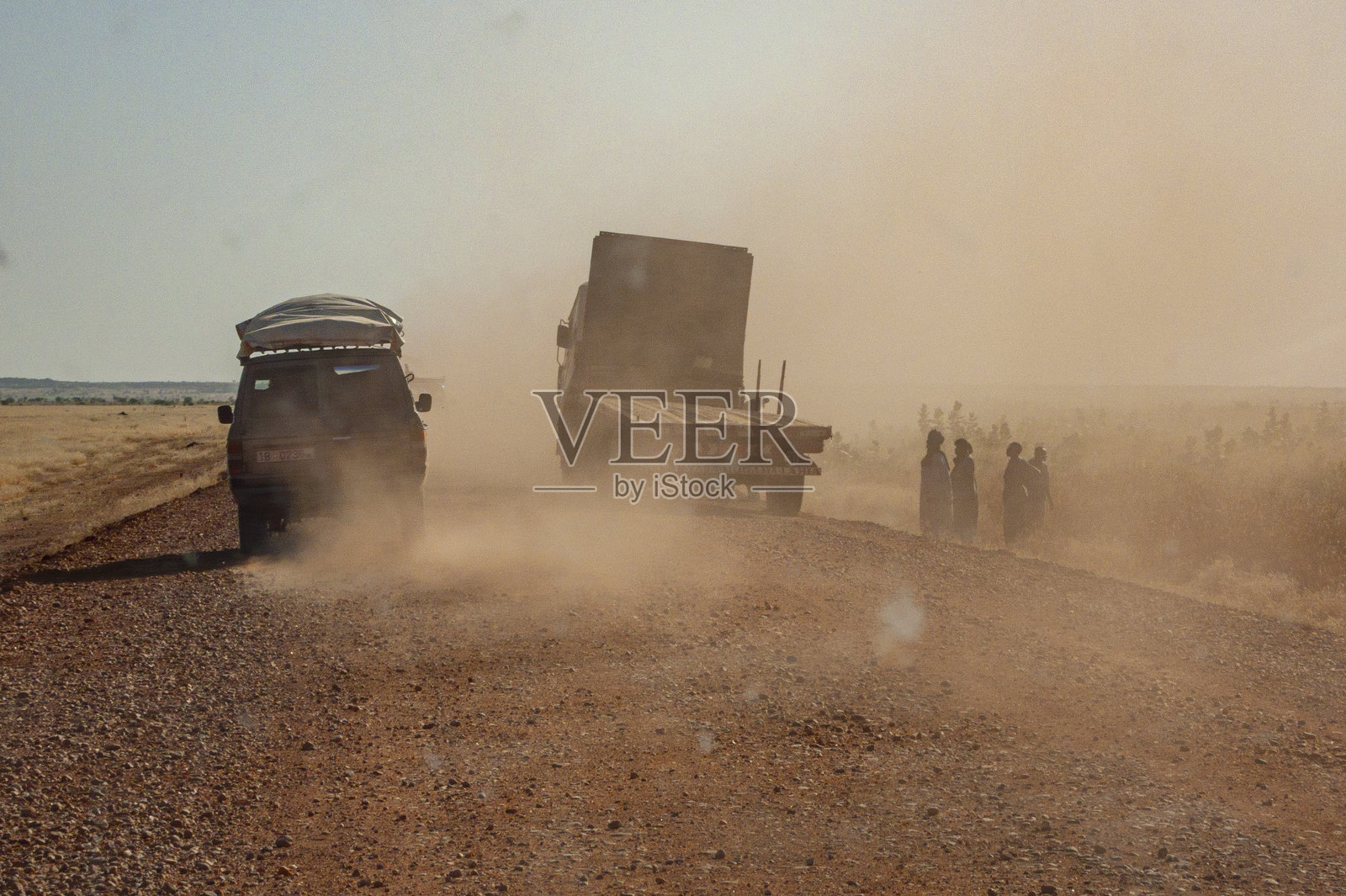 尼日尔,尼亚美-阿加德兹主干道上的卡车照片摄影图片