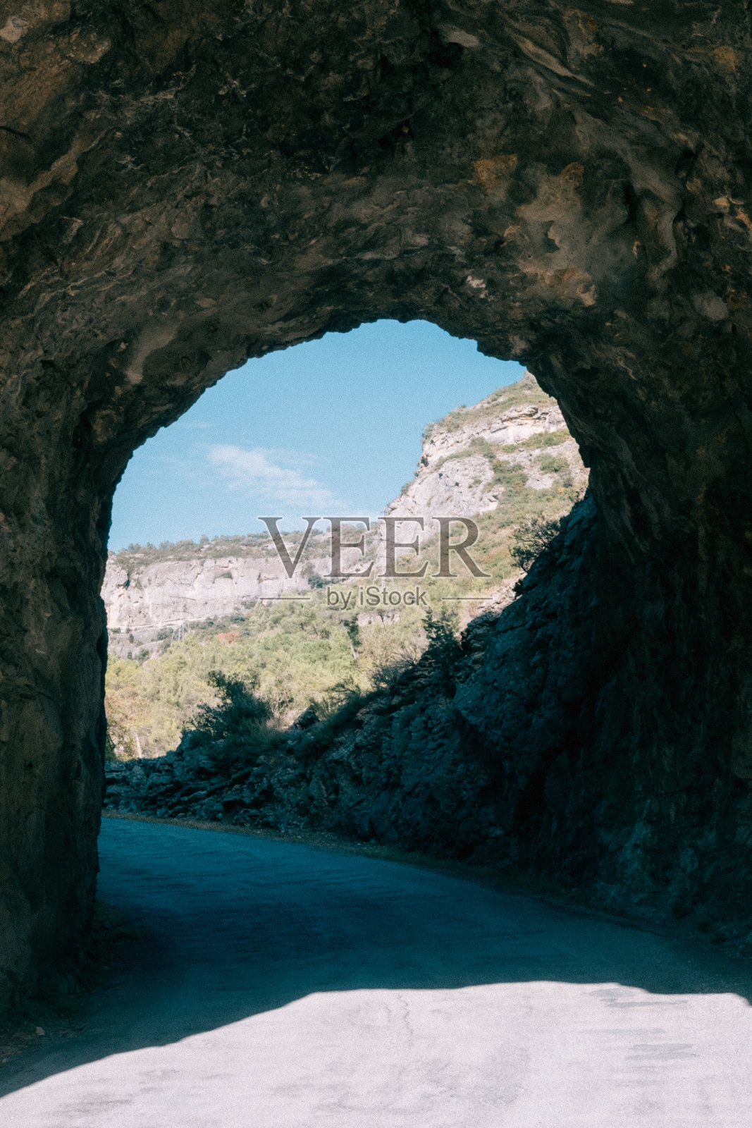 山岩中切割出的拱形隧道照片摄影图片