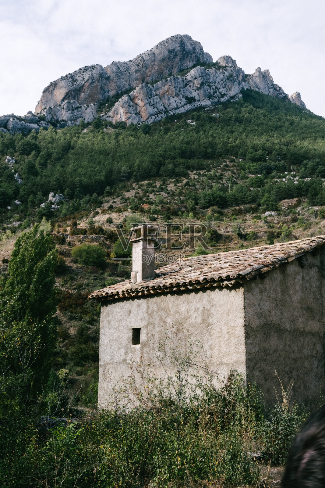 西班牙的山区，山脉、树木、蓝天、湖泊和河流。照片摄影图片