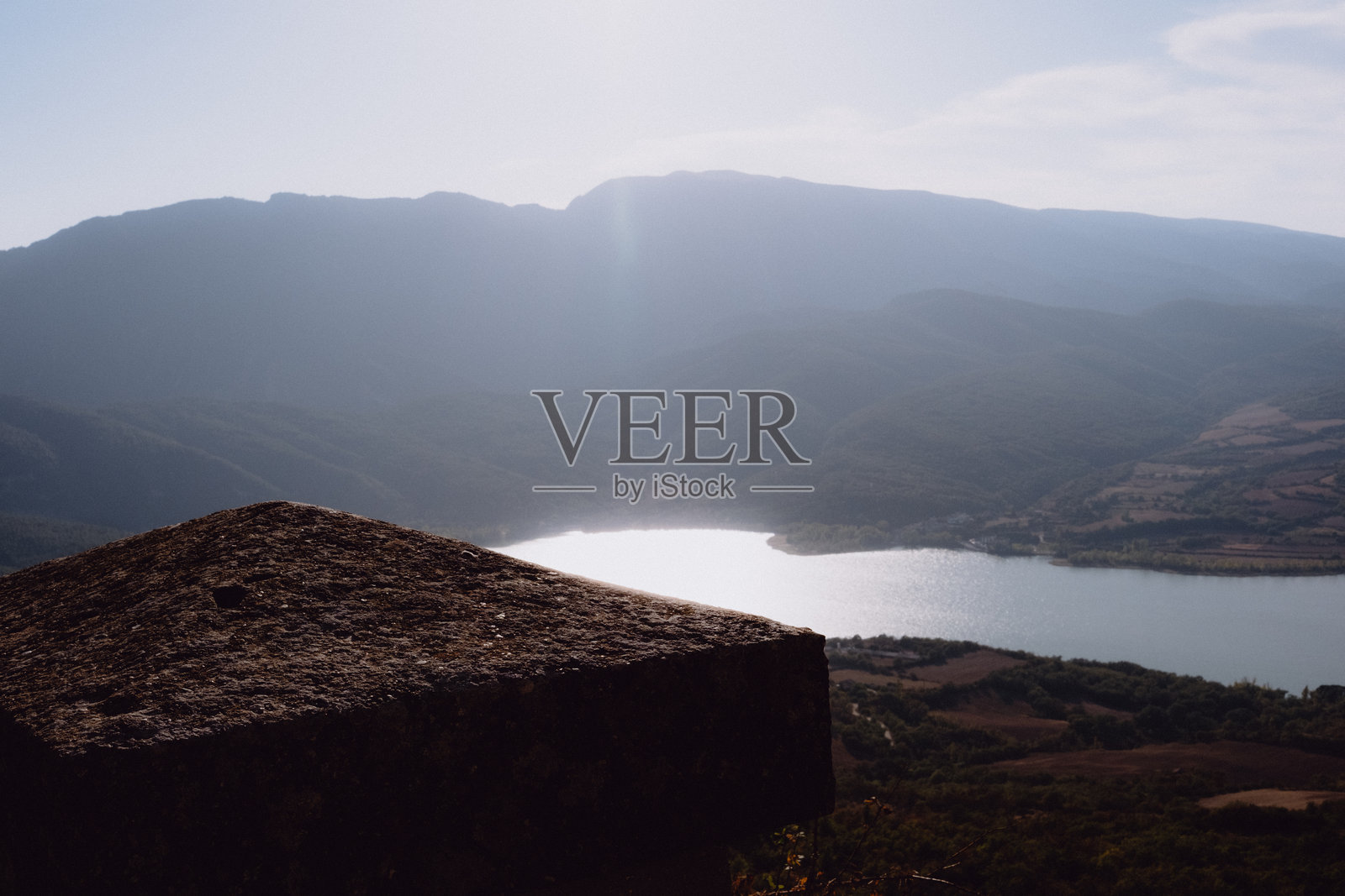 西班牙的山区，山脉、树木、蓝天、湖泊和河流。照片摄影图片