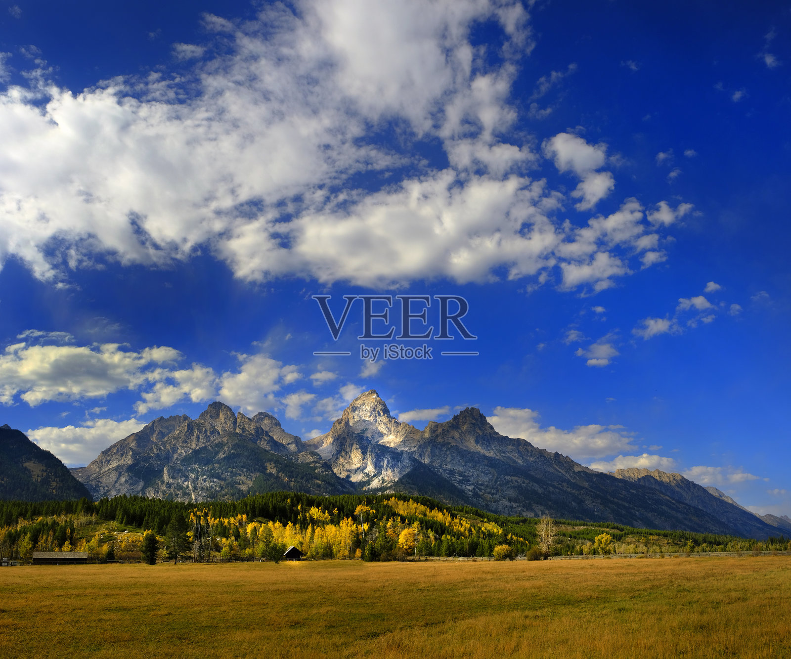怀俄明州大提顿山脉秋季风景，崎岖的山脉与蓝天和云朵相映成趣照片摄影图片