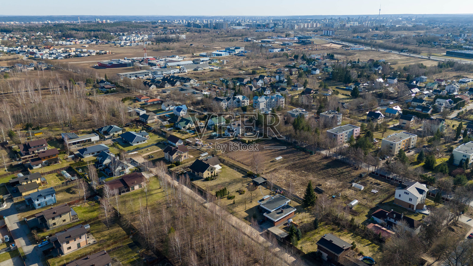 早春郊区住宅区的鸟瞰图照片摄影图片