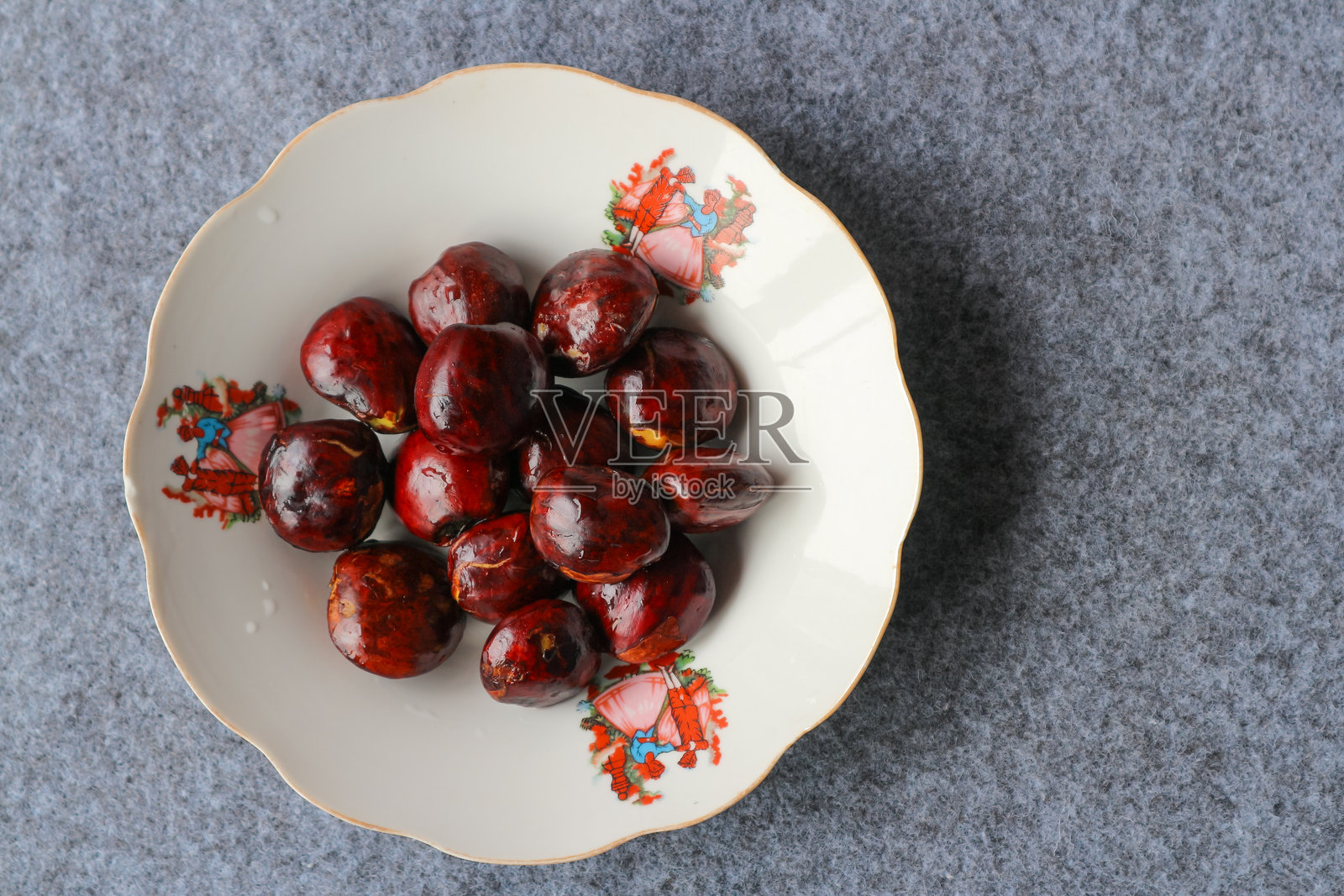 白盘子上的生榴莲豆，背景为灰色照片摄影图片