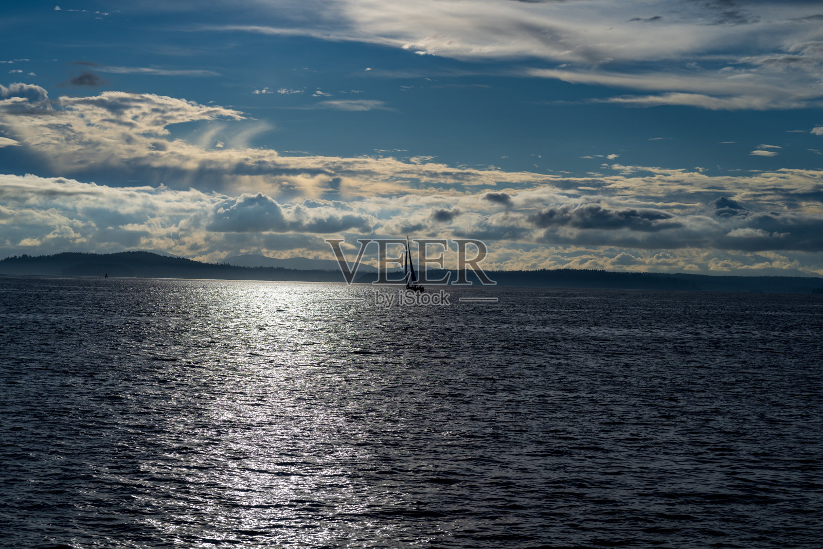 阳光照射在艾略特湾上照片摄影图片