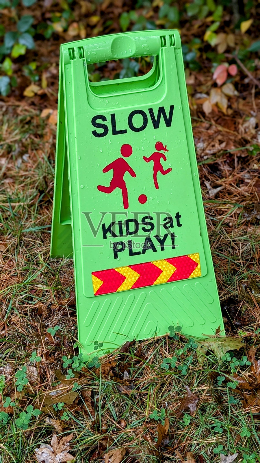 慢行，儿童在玩耍标志照片摄影图片