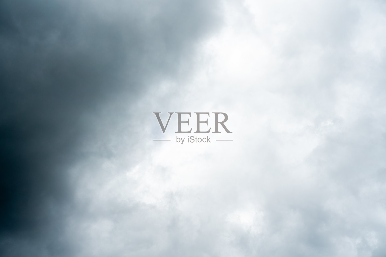 秋季阴暗戏剧性的积云。即将来临的风暴、飓风或雷暴。恶劣天气。照片摄影图片