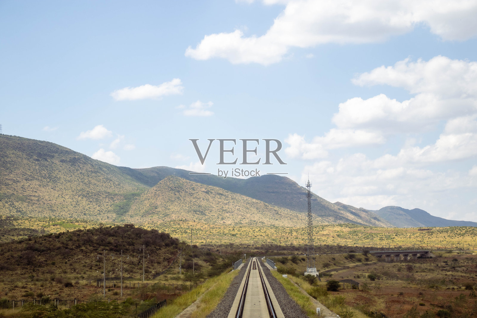 一条穿过乡村的铁路轨道照片摄影图片