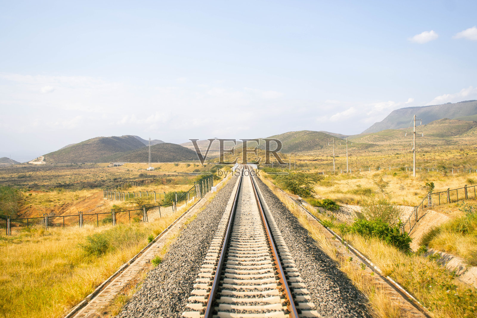 一条穿过乡村的铁路轨道照片摄影图片