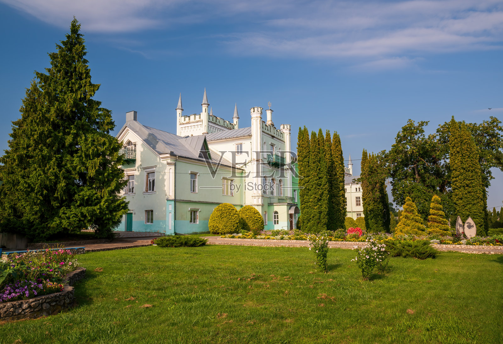 乌克兰特尔诺皮尔地区比洛克里尼察村的古老哥特式宫殿照片摄影图片