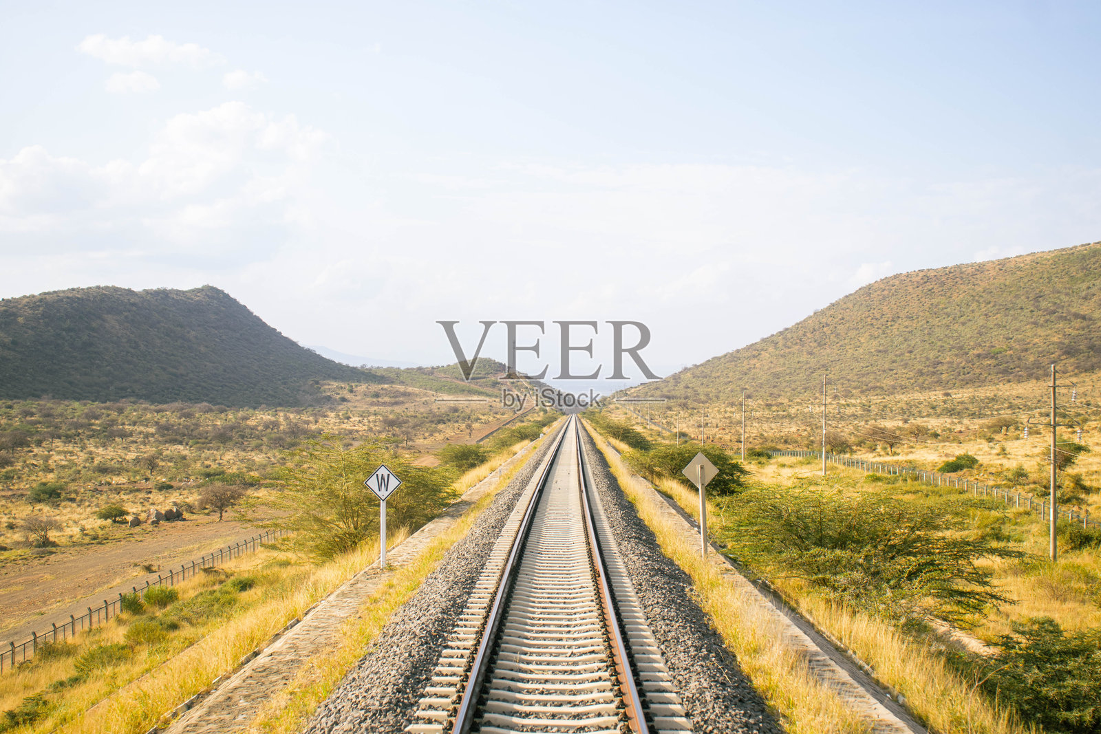 一条穿过乡村的铁路轨道照片摄影图片