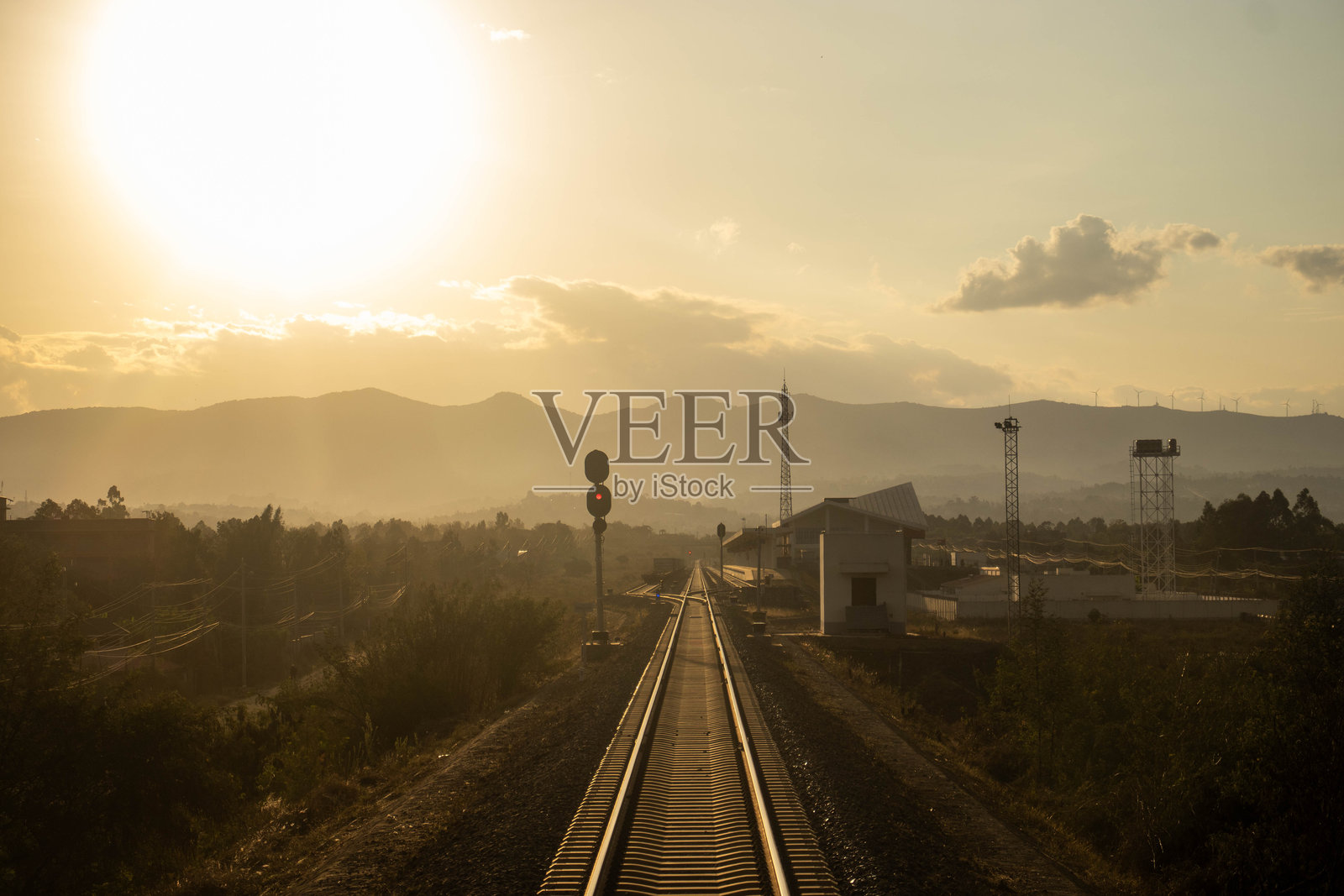 一条穿过乡村的铁路轨道照片摄影图片