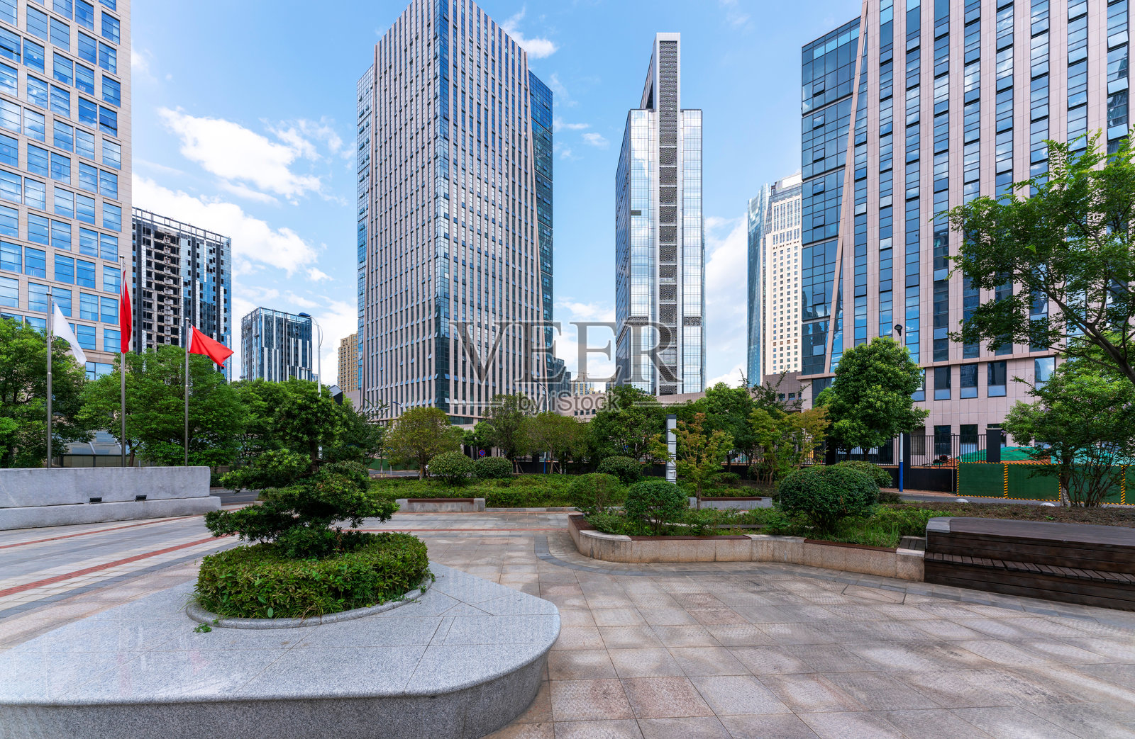 现代城市中空旷的广场与摩天大楼照片摄影图片