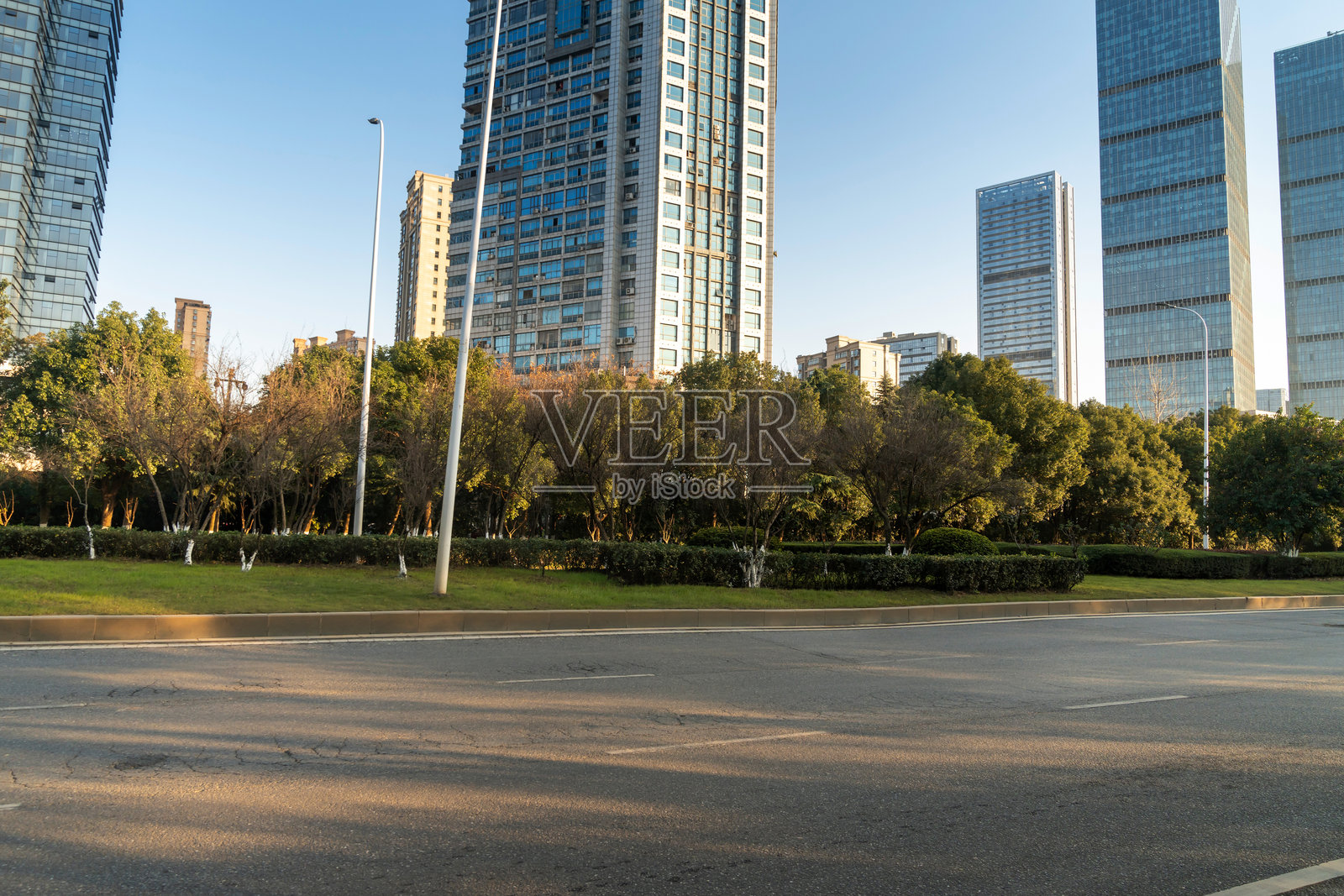 城市中空荡荡的街道和建筑照片摄影图片