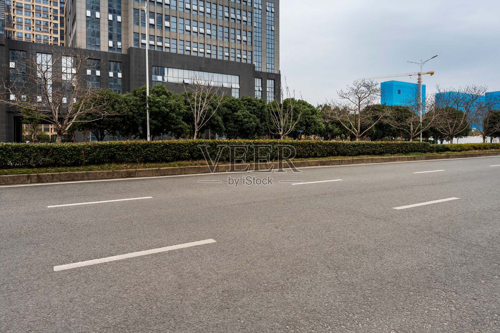 城市中空荡荡的街道和建筑照片摄影图片