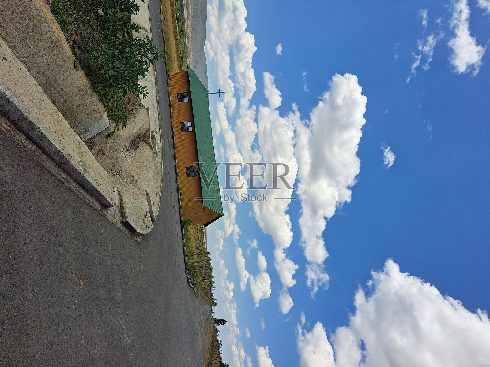 乡村路边的一座教堂照片摄影图片