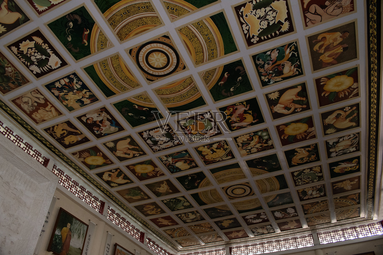 美丽的天花板画和宁静的佛教氛围照片摄影图片
