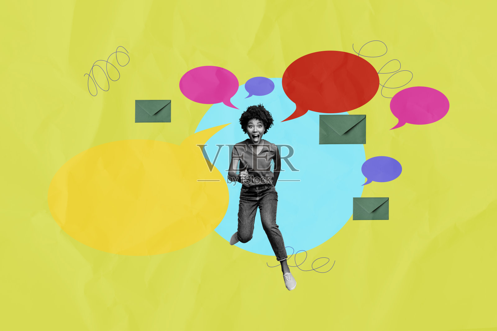 充满创意的海报拼贴，展示兴奋的女性企业家，女孩、字母、对话气泡、沟通，奇异而不寻常的幻想广告牌照片摄影图片