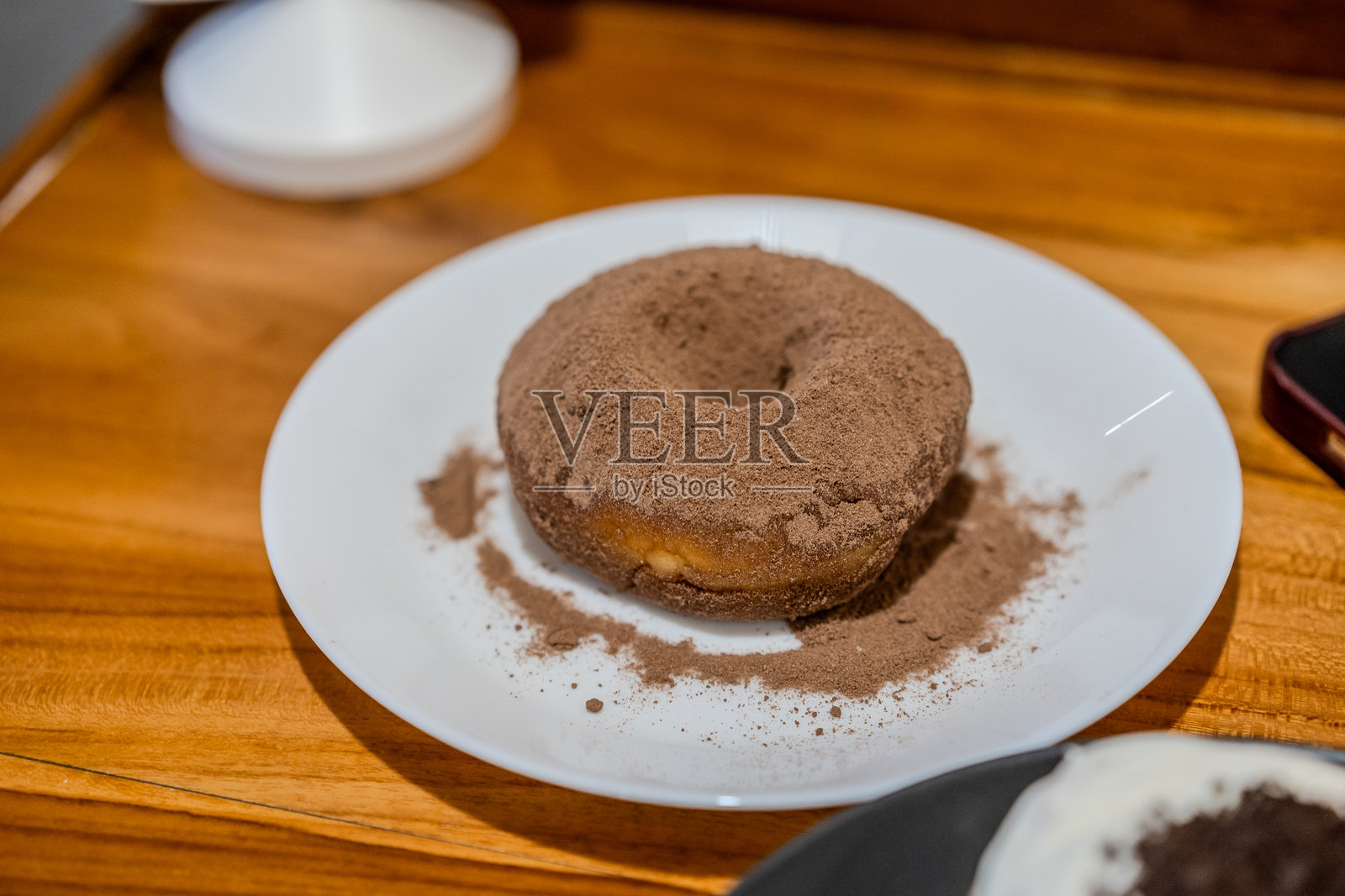 撒有巧克力粉的甜甜圈照片摄影图片