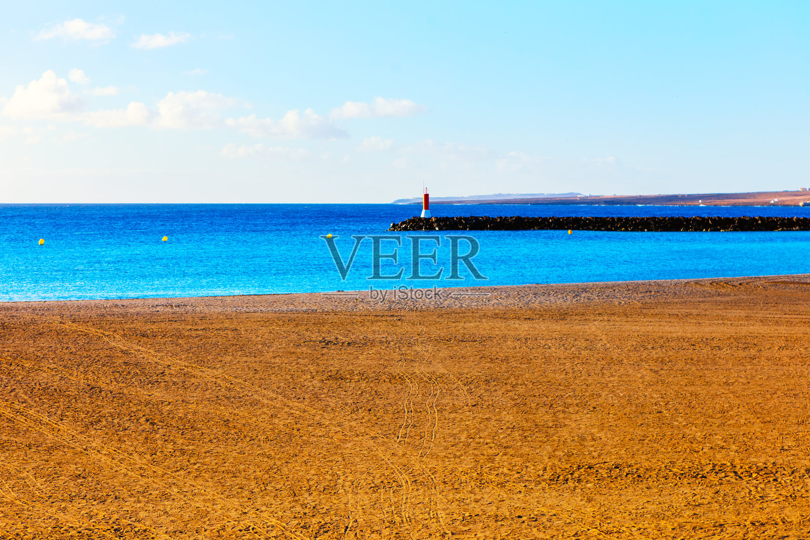 宁静的海滩场景，波浪轻柔。照片摄影图片