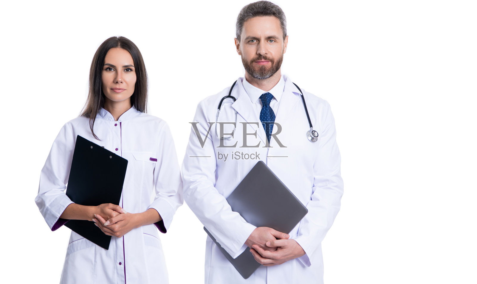 两位医生手持医疗处方。医生和护士手持夹板，背景为白色。专业的内科医生与实习医生。医学与医疗保健。医院里的医生。书写的处方。照片摄影图片