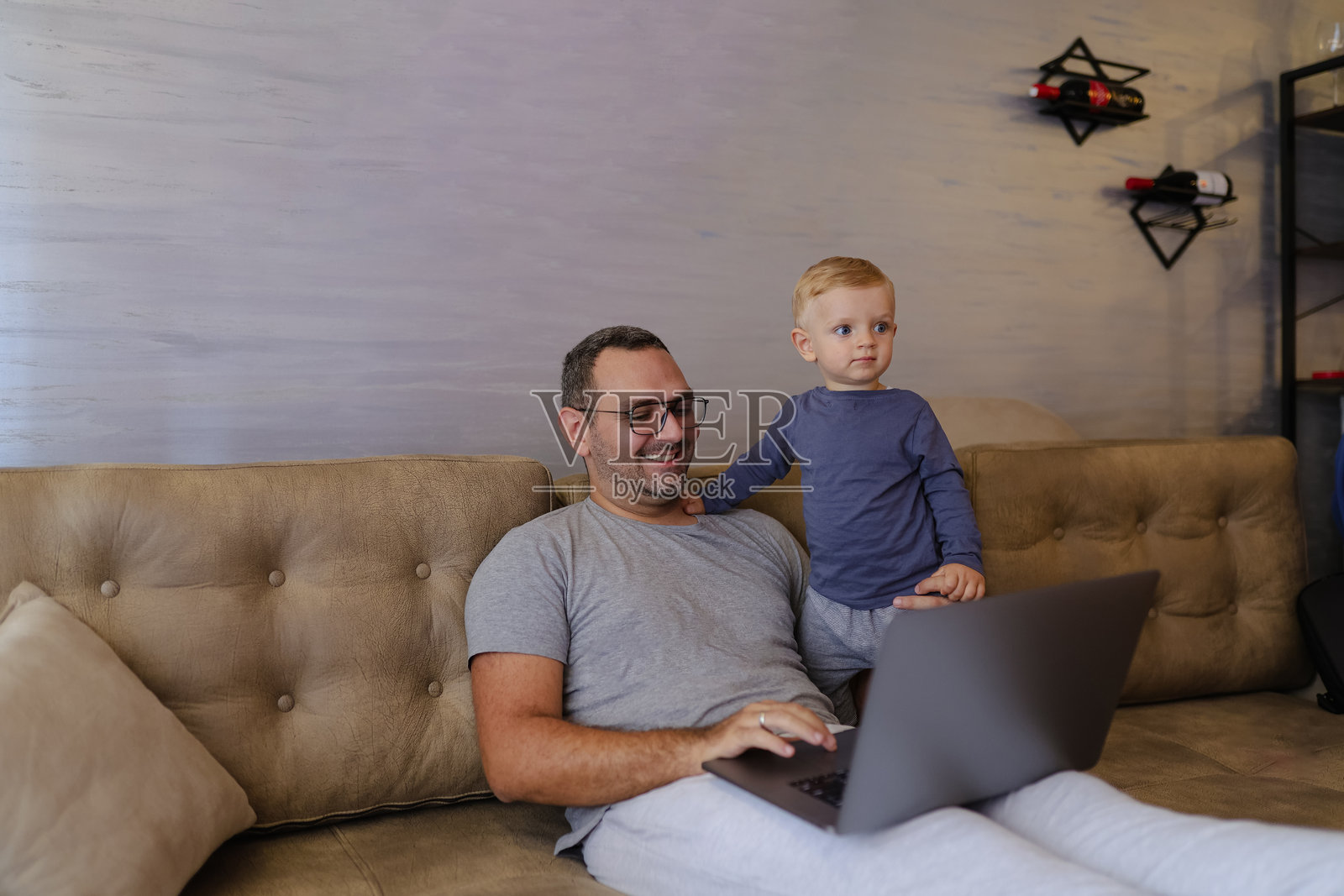 在家工作，和我的小助手一起照片摄影图片