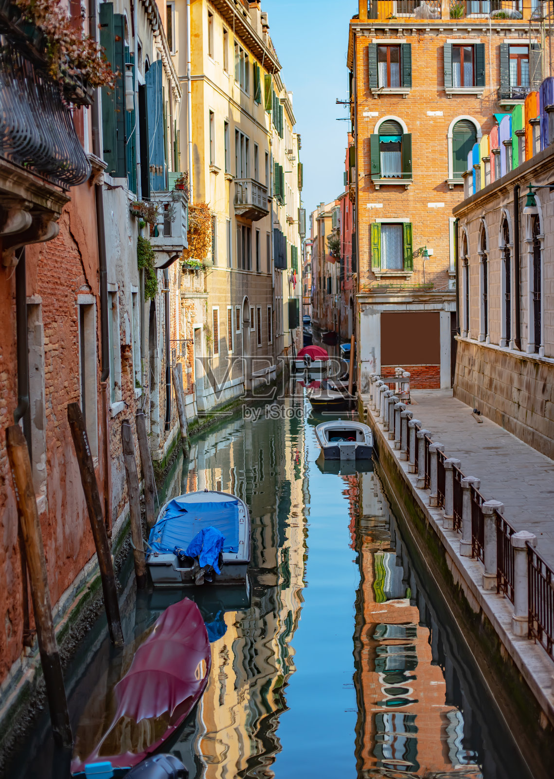 停靠的船只。意大利威尼斯美丽的运河照片摄影图片