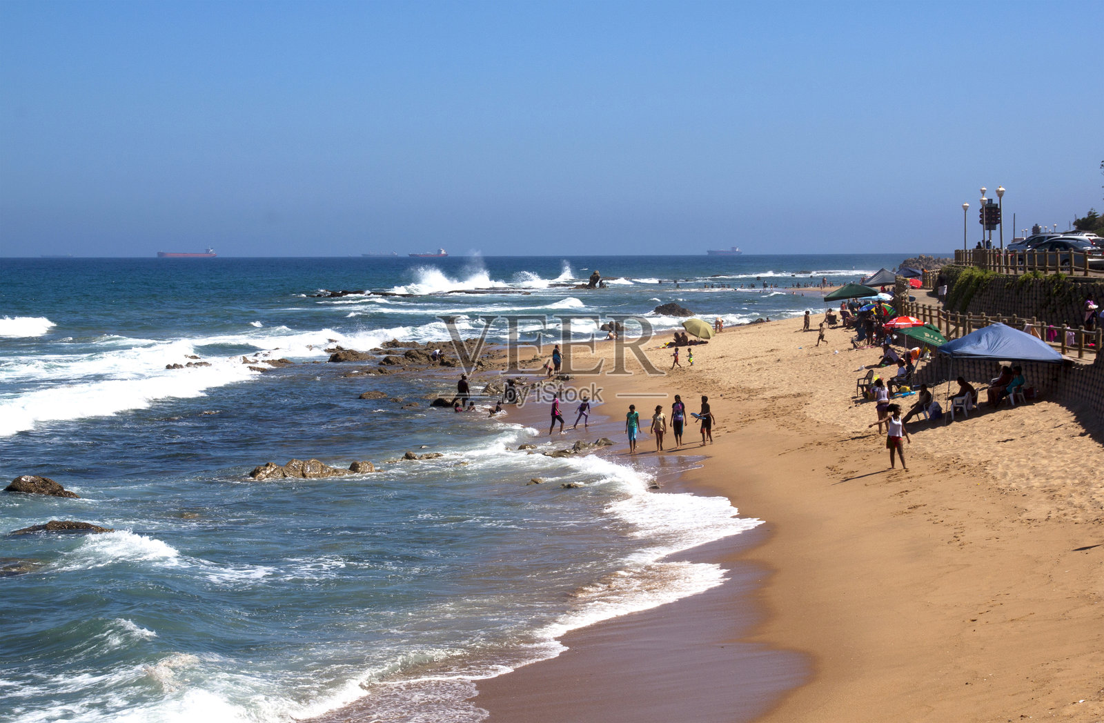 许多陌生人在德班附近的乌姆德洛提海滩上照片摄影图片