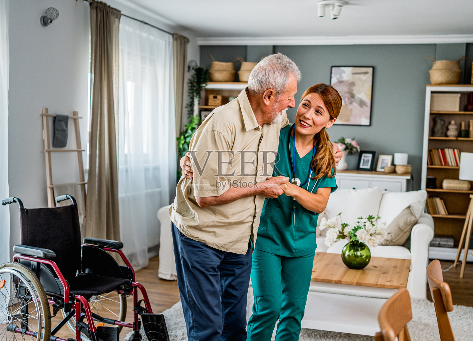 女护士扶着老年男性走路照片摄影图片