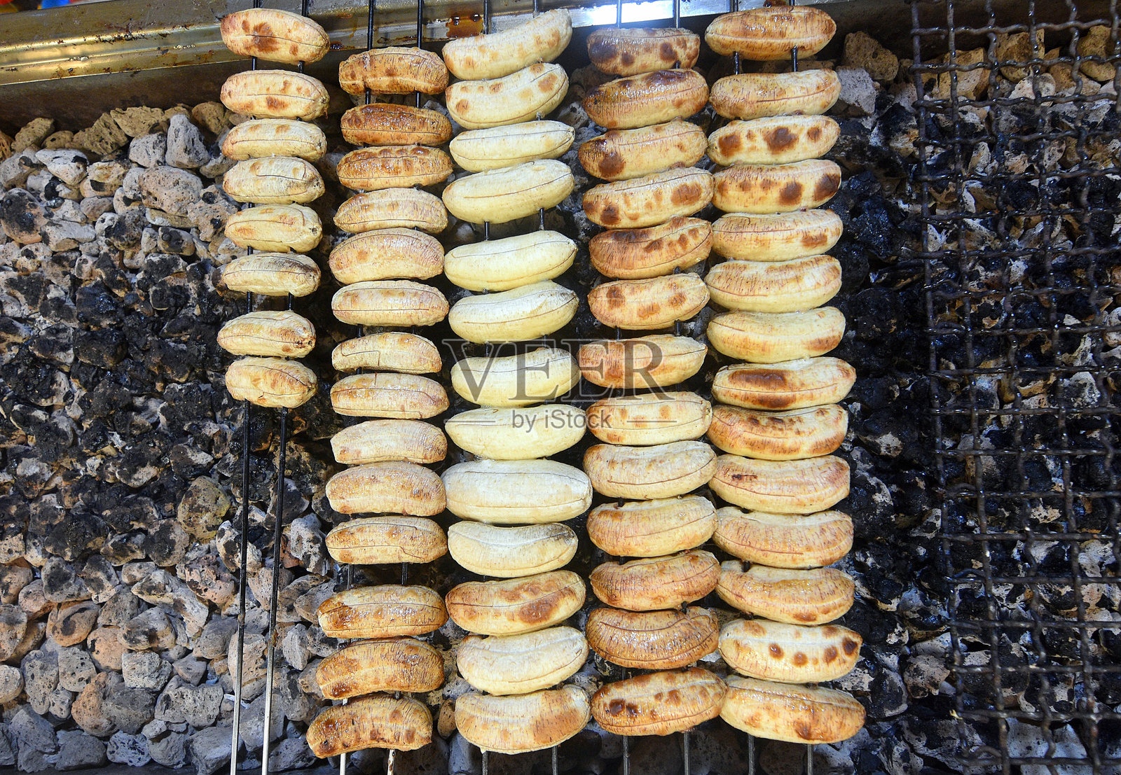 曼谷街头小吃摊上的烤香蕉。照片摄影图片