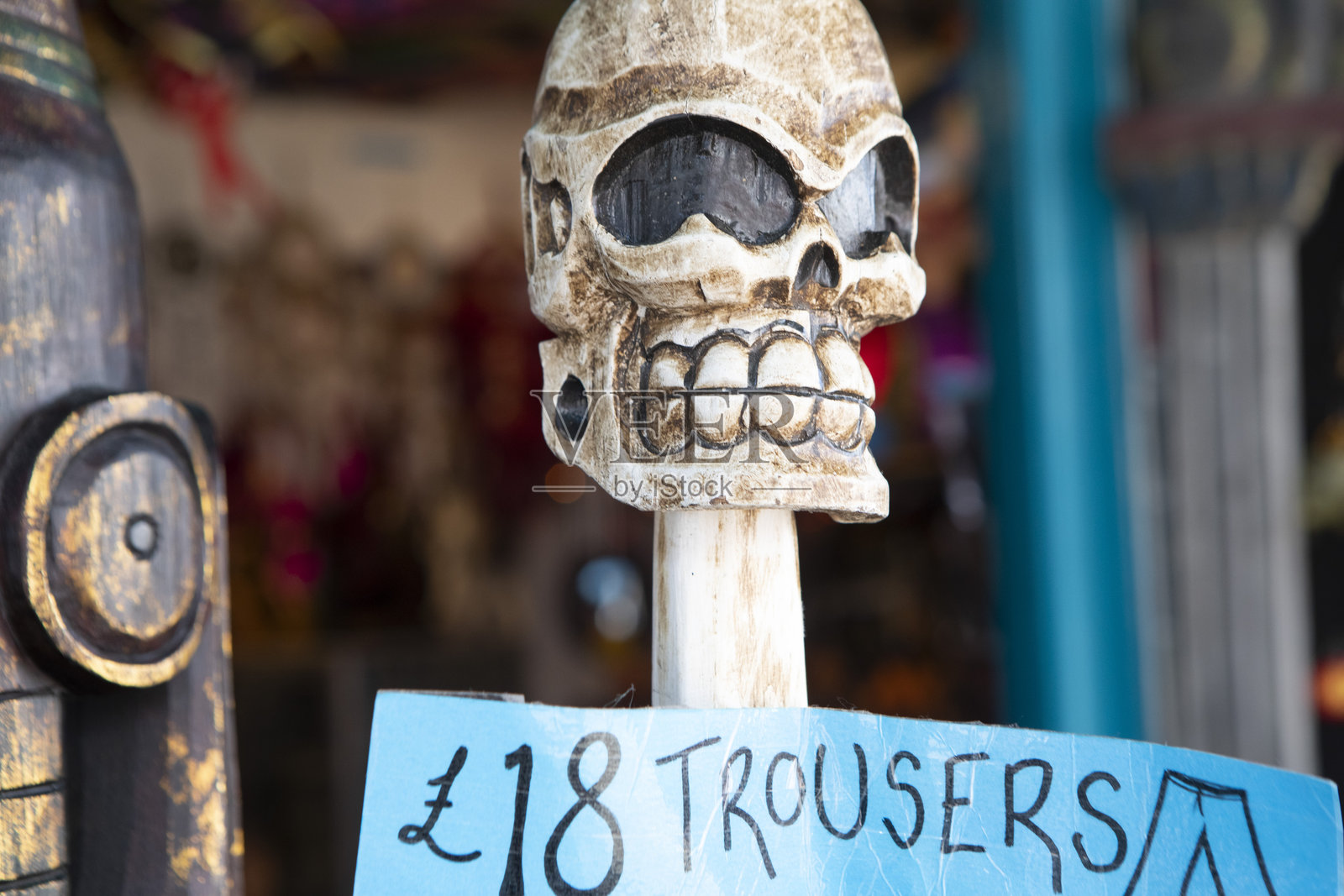 人类头骨和商店外的标志照片摄影图片