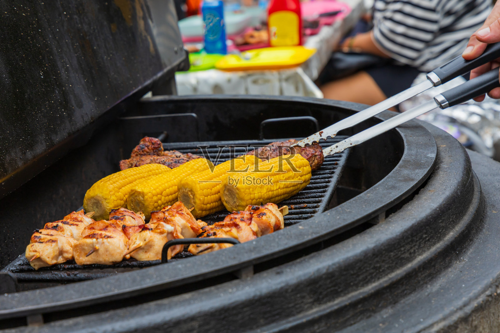 户外烧烤的各种肉类照片摄影图片