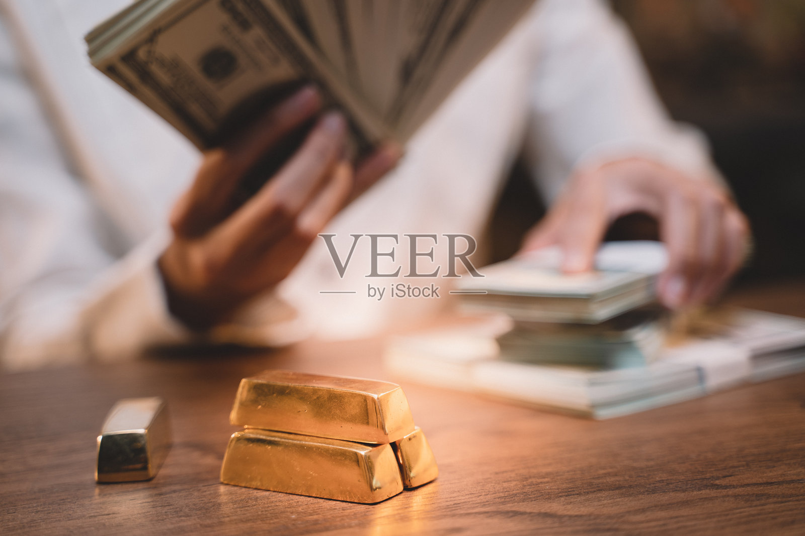 一个人成功的背景。她很富有，拥有金钱、现金和黄金。照片摄影图片