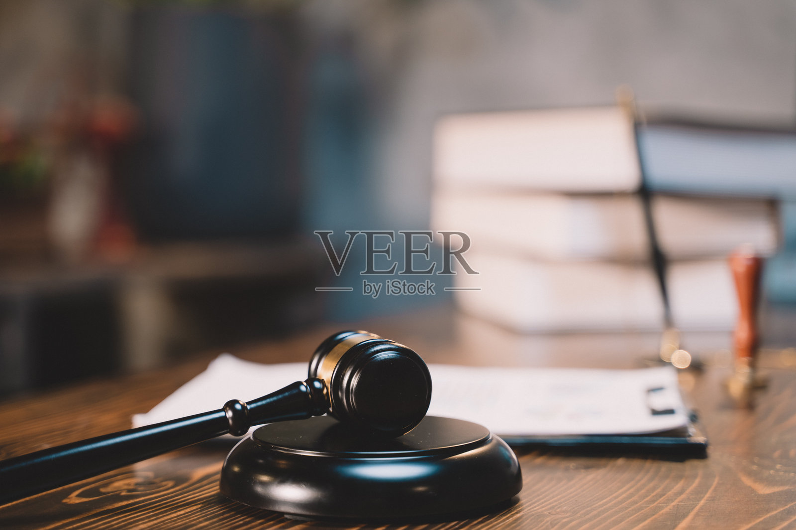 法官对法律、权威、犯罪、政府、正义、惩罚、法院判决的裁决，锤子是审判和法律的象征照片摄影图片