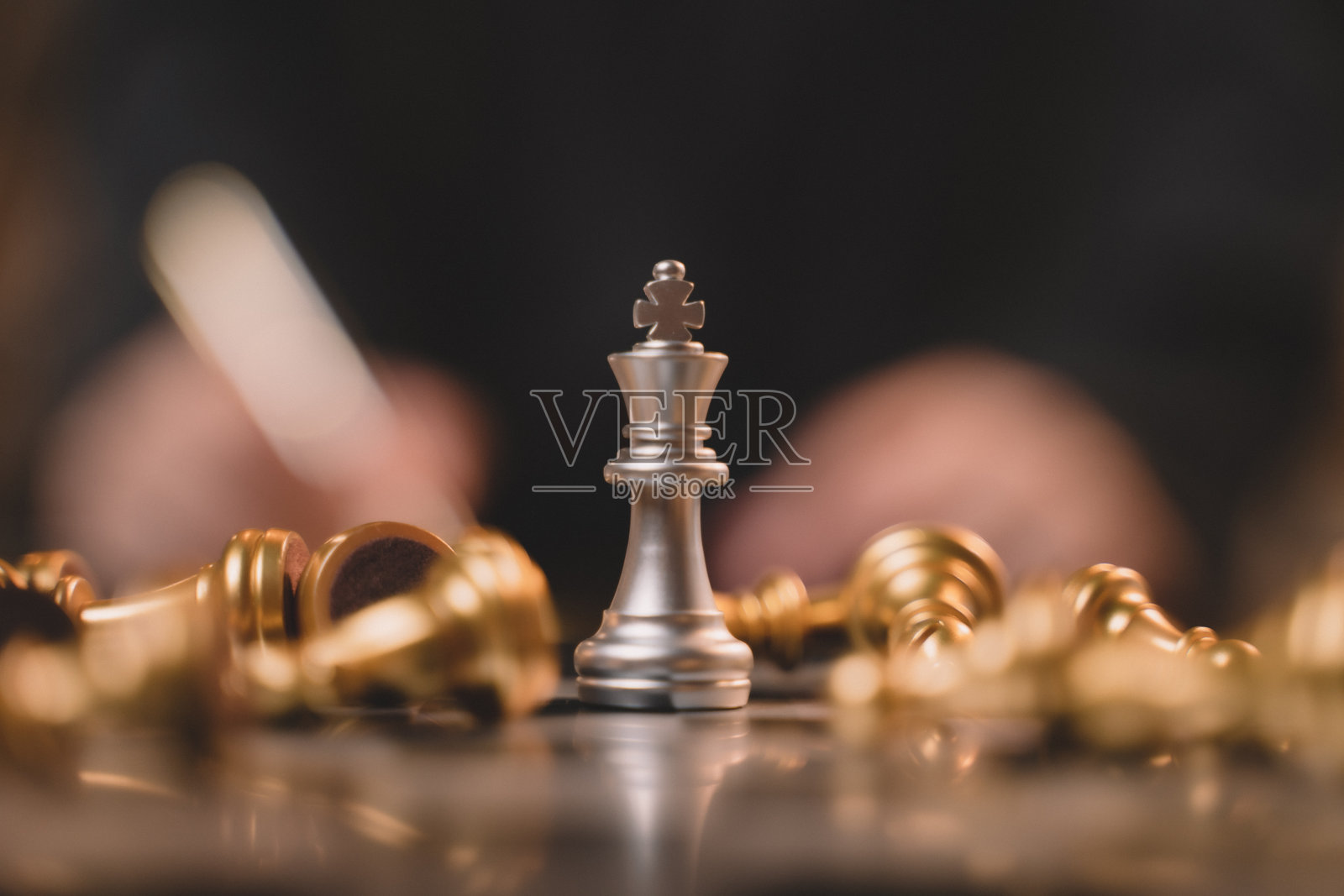 商业概念成功的关键。商业人士展示国际象棋中的国王，象征着关键商业战略的呈现，这是实现目标的核心操作。照片摄影图片