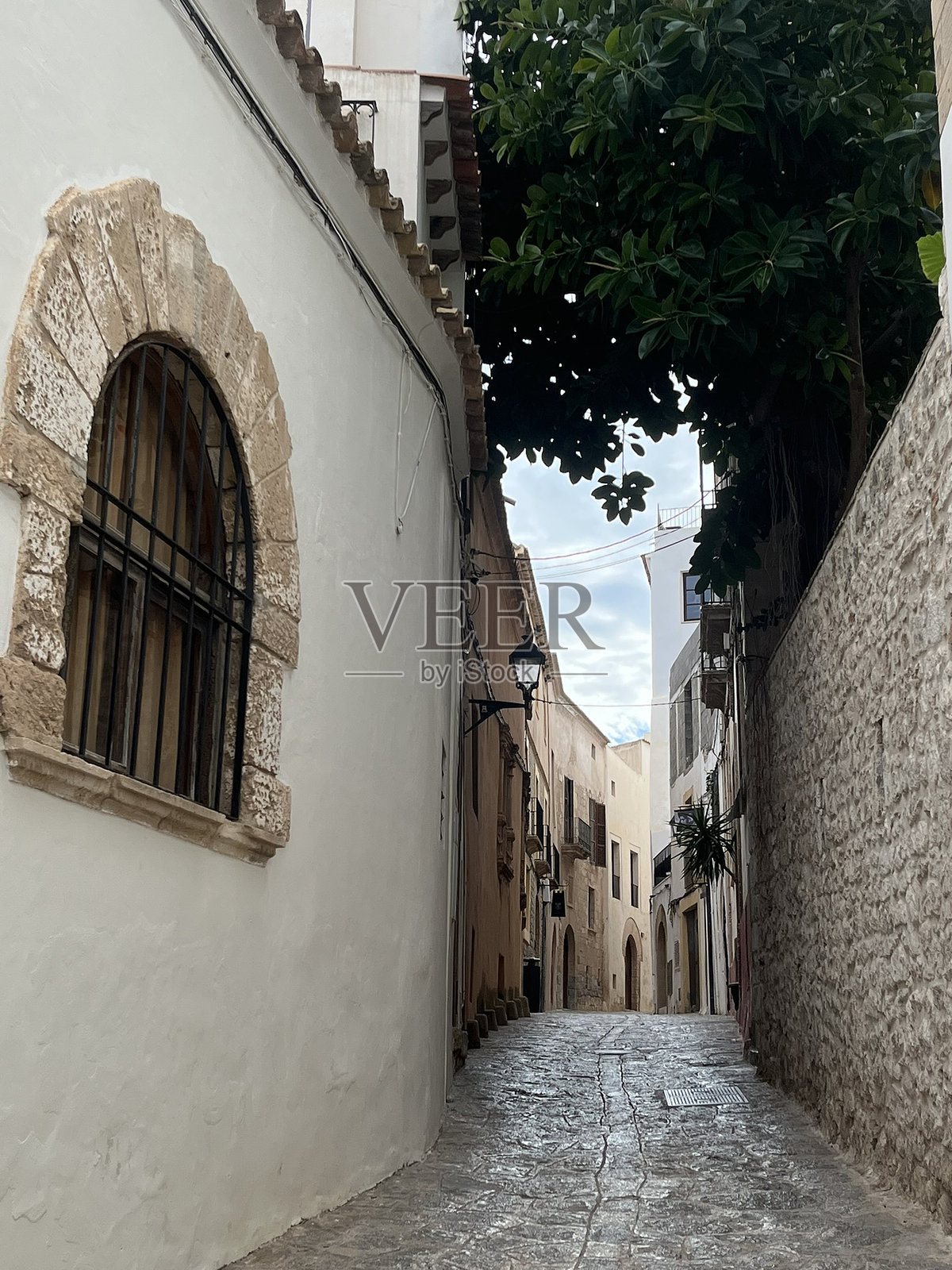西班牙 - 伊比萨 - 伊比萨老城（达尔特维拉）的小街道照片摄影图片