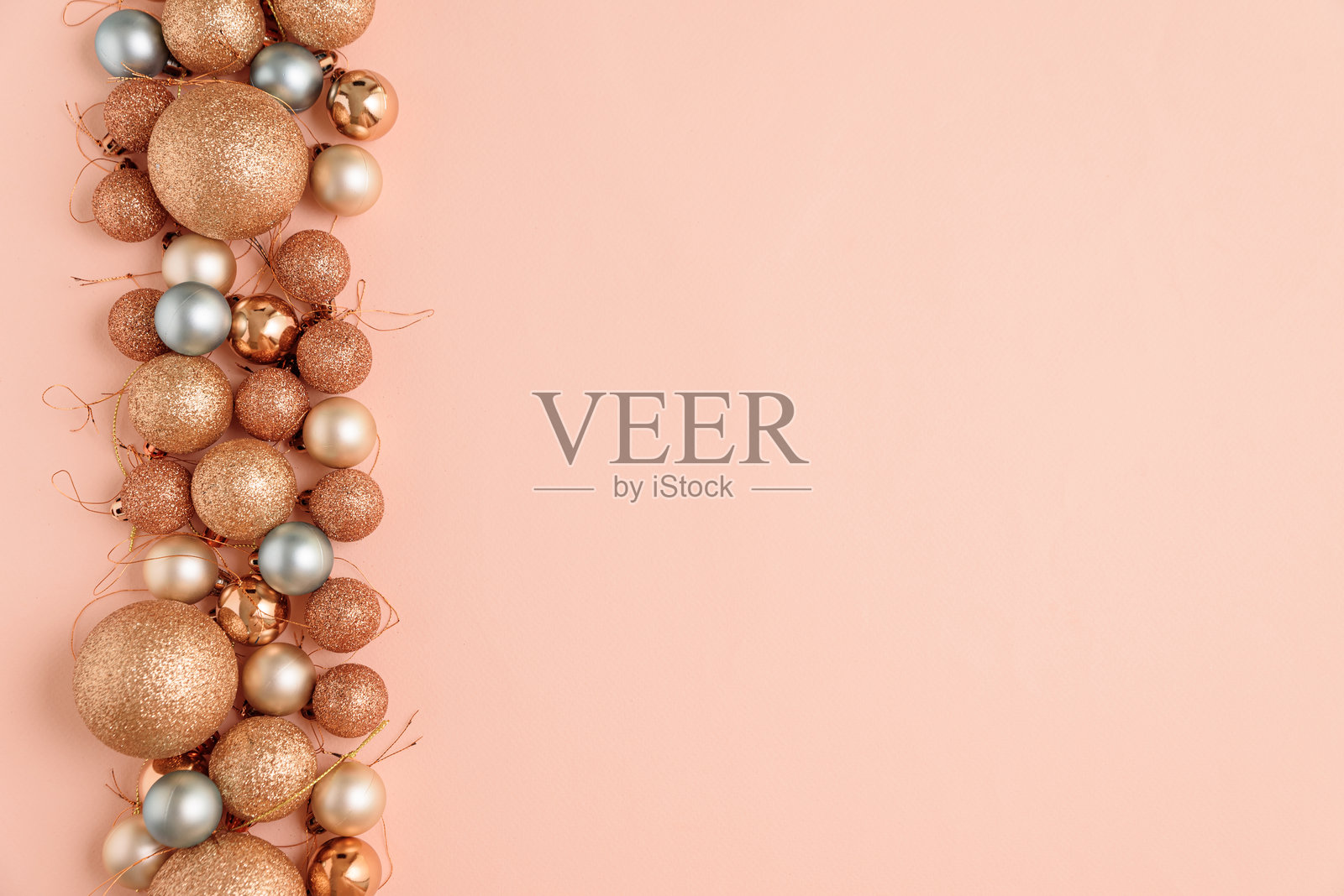 米色圣诞背景，配有金色星星和闪亮的装饰品。圣诞节和新年庆祝概念。俯视图。照片摄影图片