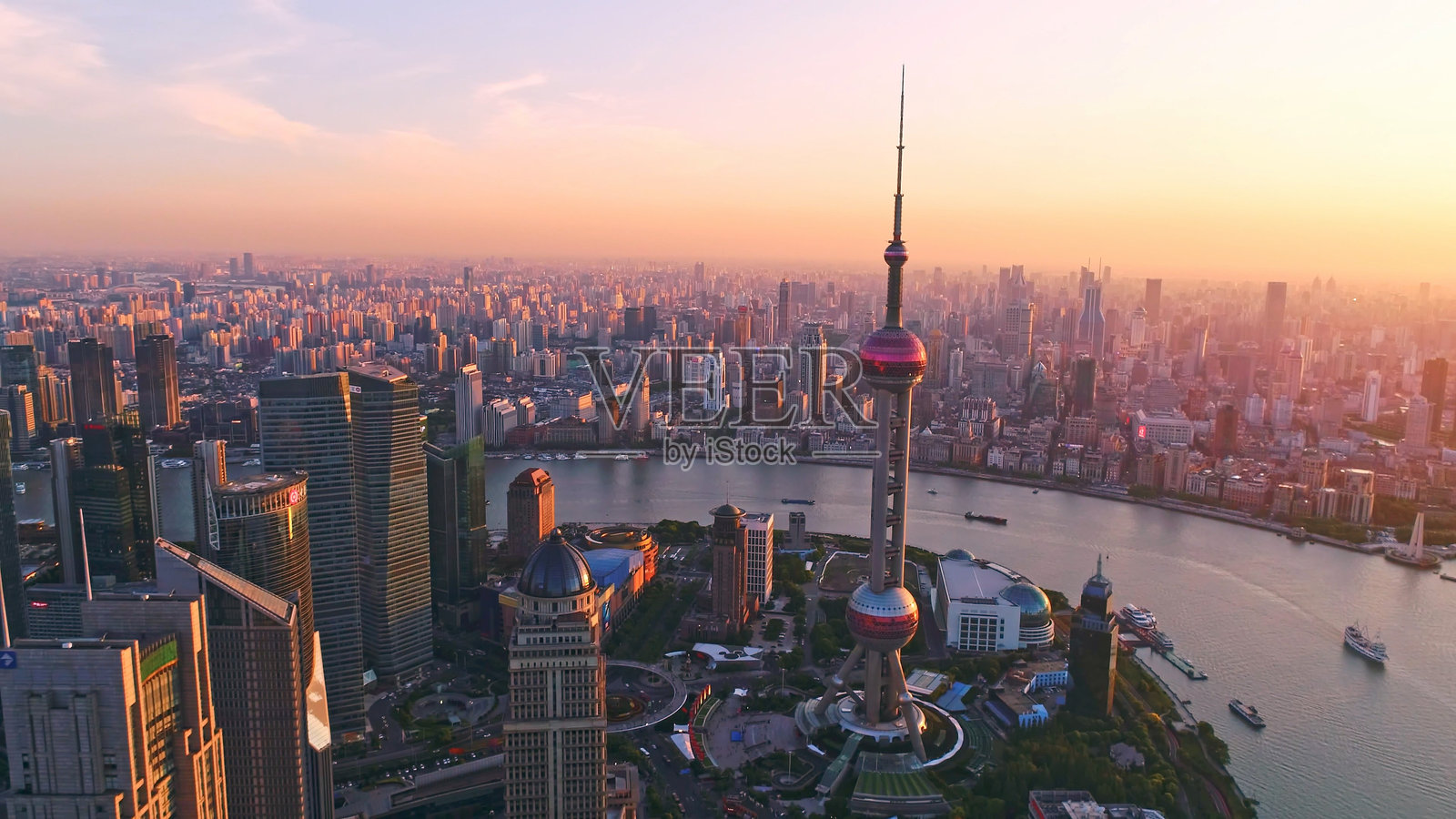 陆家嘴，黄浦江，中国上海，亚洲。照片摄影图片