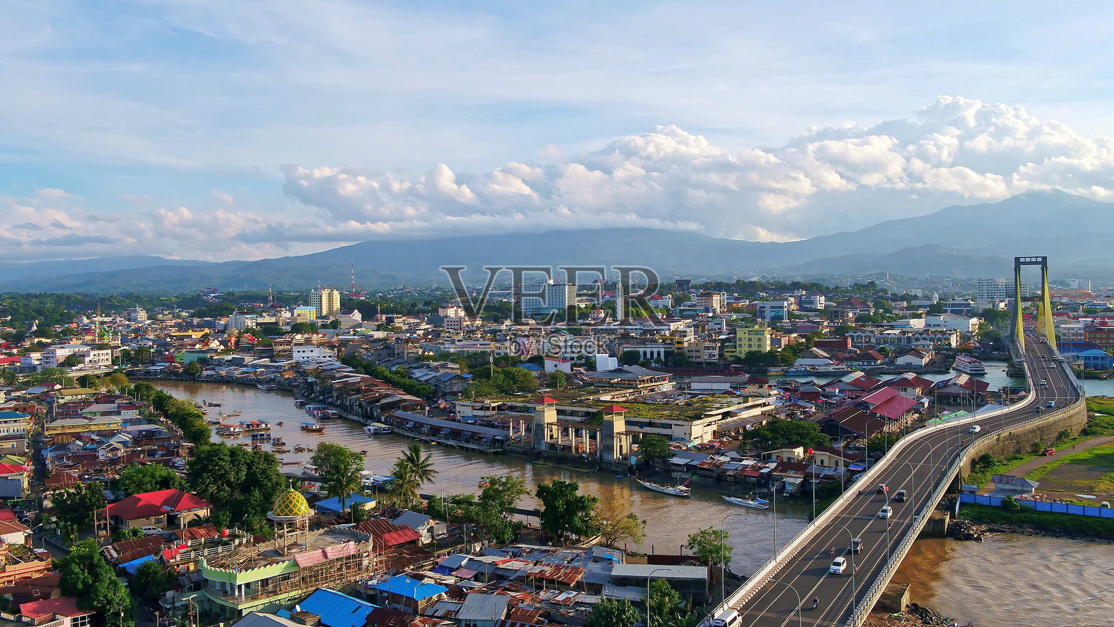 印度尼西亚苏拉威西岛的马纳多市天际线。照片摄影图片