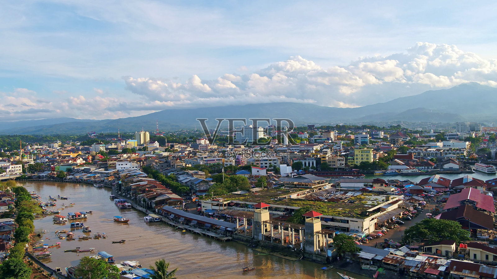 印度尼西亚苏拉威西岛的马纳多市天际线。照片摄影图片