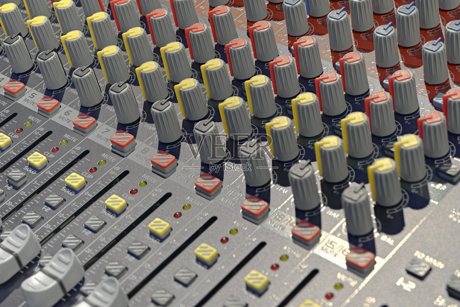 音响工程师的控制台，音乐工作室设备照片摄影图片