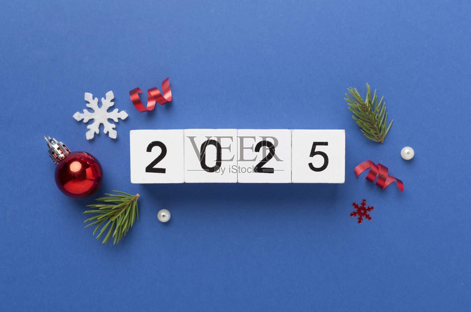 2025年，五彩纸屑和装饰品在彩色背景上，俯视图照片摄影图片