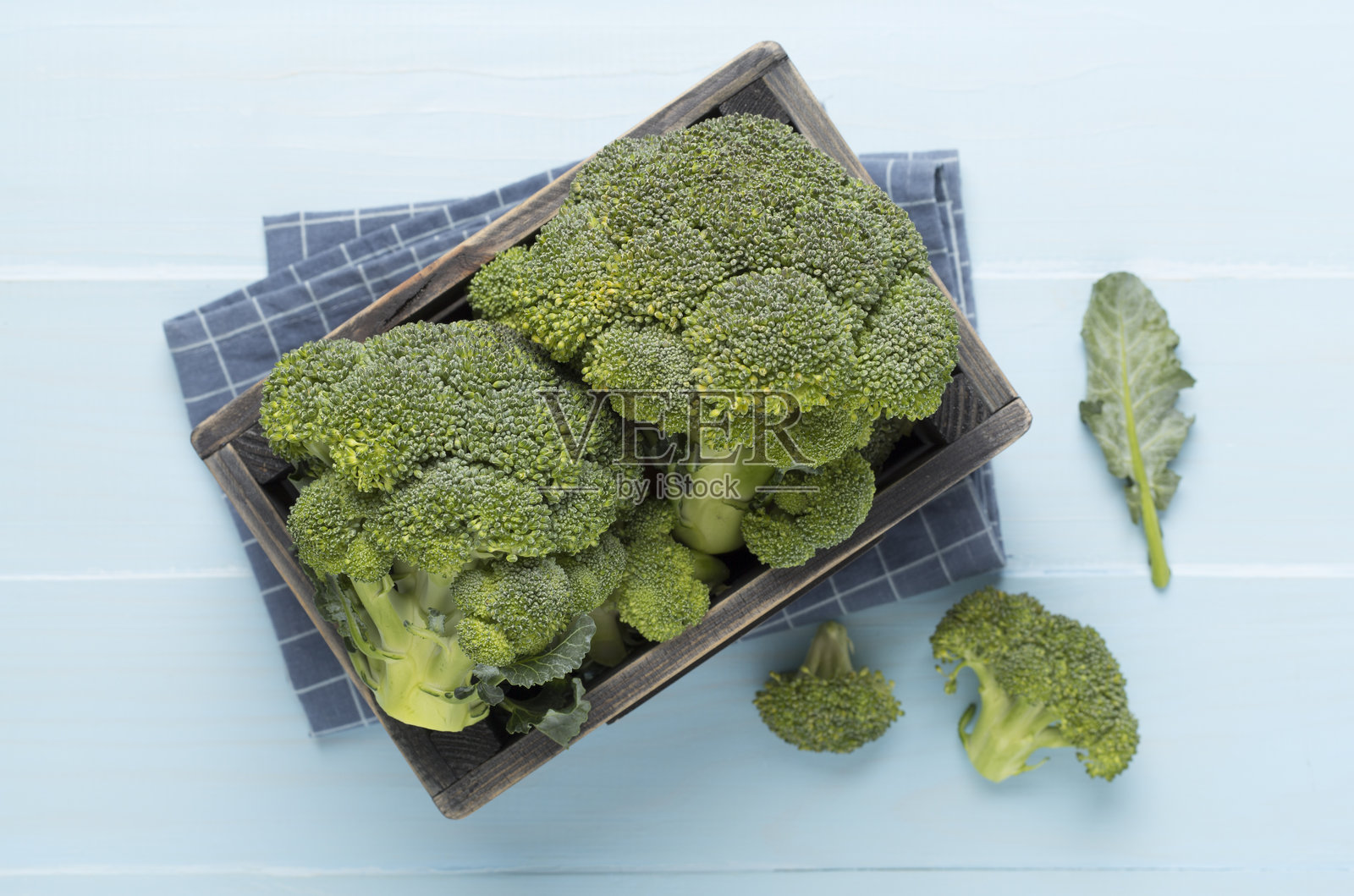 新鲜美味的西兰花在木质背景上，俯视图照片摄影图片