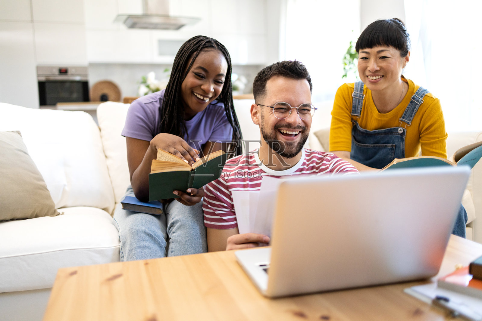 一群学生在家使用笔记本电脑照片摄影图片