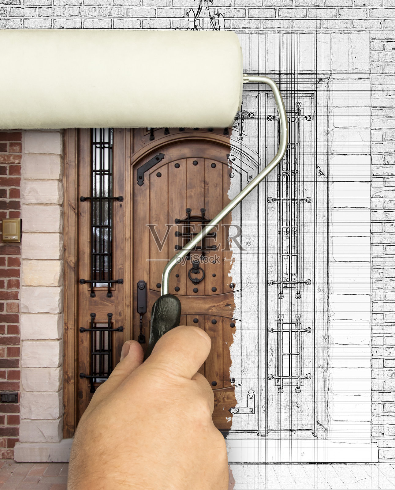 男人用滚筒涂料在铅笔草图计划下揭示新前门的前后对比。照片摄影图片