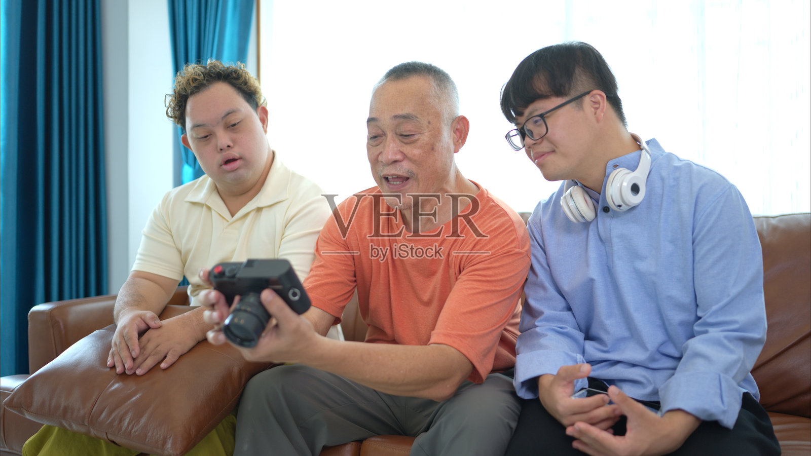 祖孙在客厅用相机观看旧照片照片摄影图片