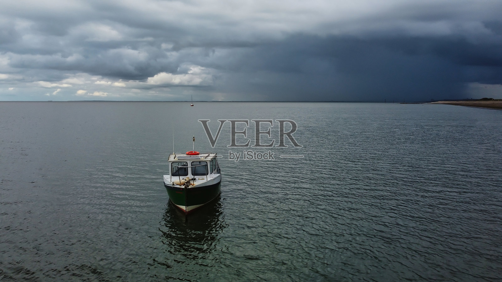 小船停靠在海岸的鸟瞰图，地平线上乌云密布，梅尔斯，威勒尔，默西塞德，英格兰，英国照片摄影图片