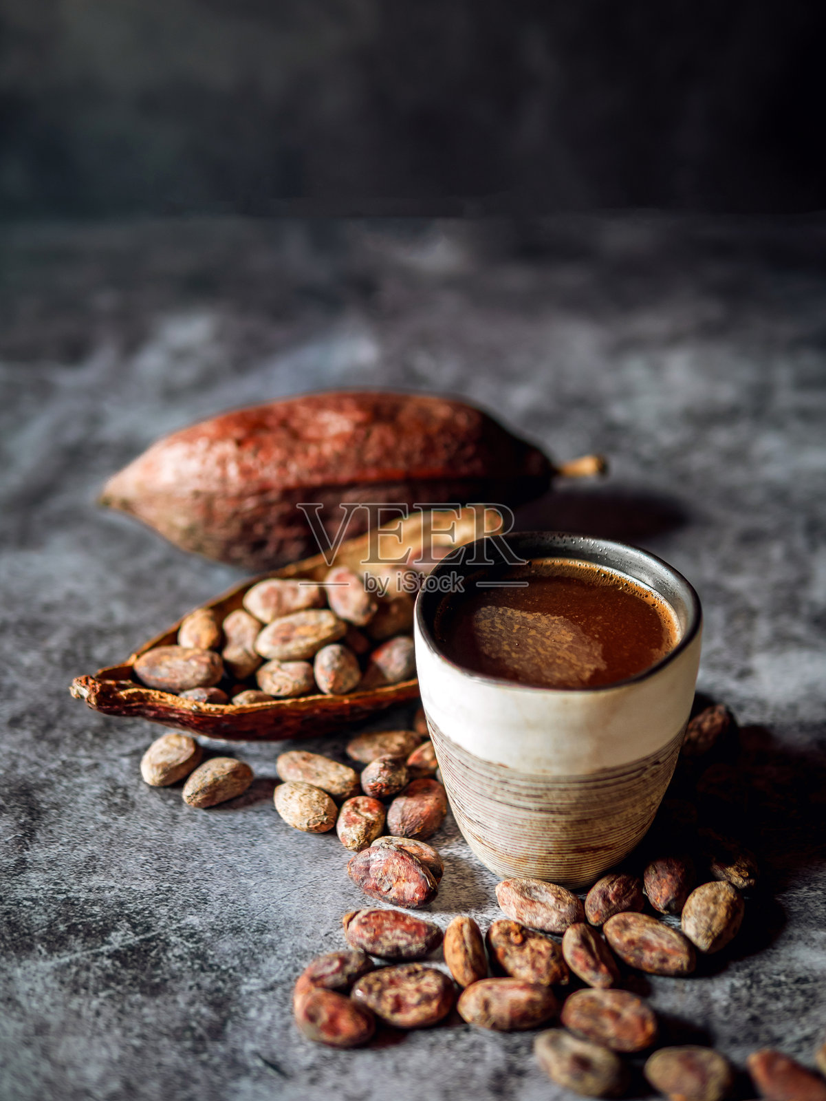 天然手工可可饮品，有机健康巧克力饮料，搭配棕色可可豆和干可可荚照片摄影图片